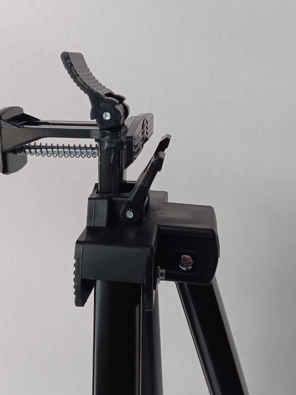 Tripod-Height =20.5 in to 48 in with 17.5 in crossbar support with carrying case